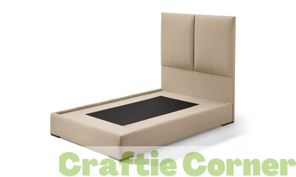 Lit SPLASH en bois massif avec revêtement en tissu traité antitaches pour un entretien facile et design élégant offrant un espace cocooning pour des nuits de sommeil réparateur.