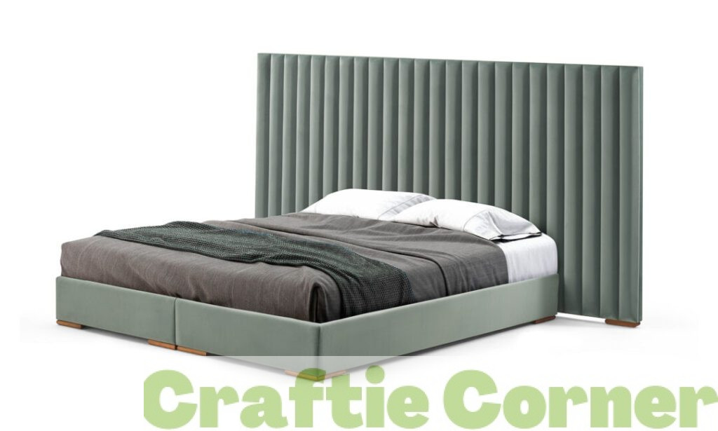 Lit VERNAL, style unique pour votre chambre, revêtu en velours, rembourré de mousse pour confort moelleux, finitions impeccables.