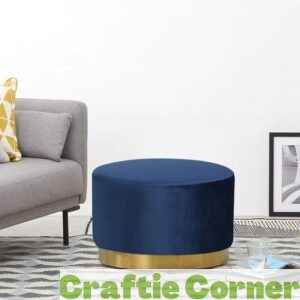 Un Pouf Rond 55X55Cm en Velours et Ceinture Dorée idéal pour ajouter une touche de sophistication à votre salon